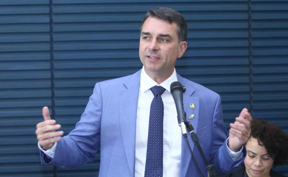 Flávio Bolsonaro estrutura plano de governo com consultas a especialistas e aliados