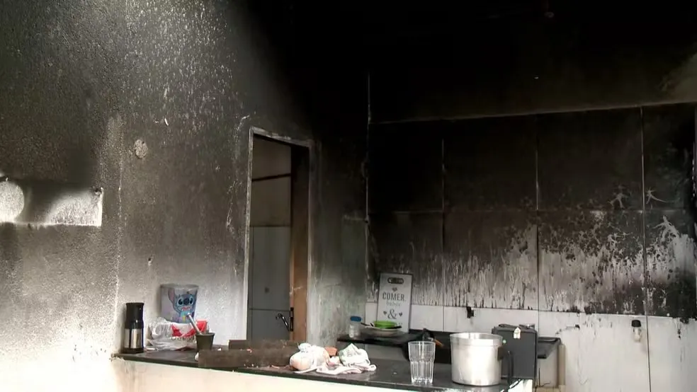 Casa é destruída por incêndio após curto-circuito causado por crianças em Vila Velha