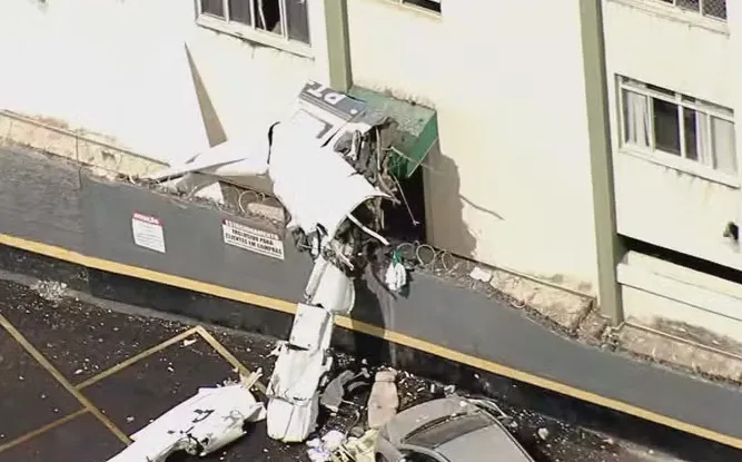 Avião de pequeno porte cai em área residencial de Belo Horizonte e deixa dois mortos