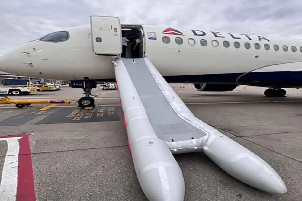 Comissário aciona escorregador de emergência por engano e gera prejuízo milionário à British Airways
