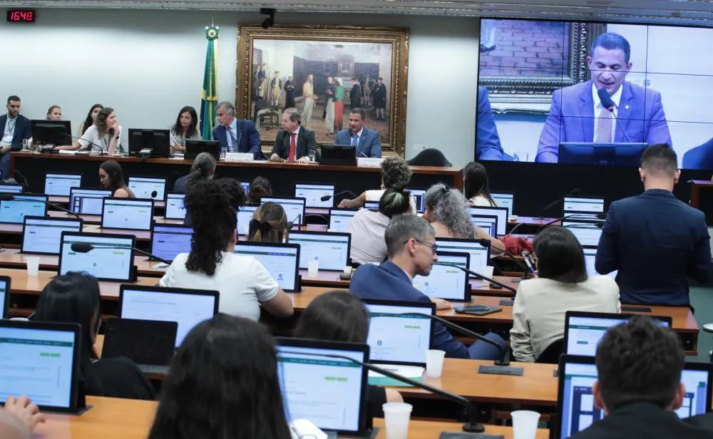 CCJ adia votação de PEC que propõe redução da maioridade penal após pedido de vista
