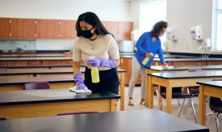 Higienização nas escolas ganha importância diante do avanço da Influenza entre crianças e adolescentes
