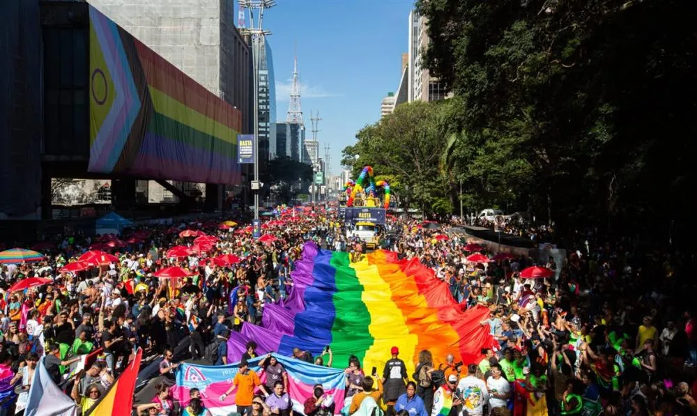 30ª Parada LGBT de São Paulo atrai público expressivo, mas falta de patrocinadores chama atenção