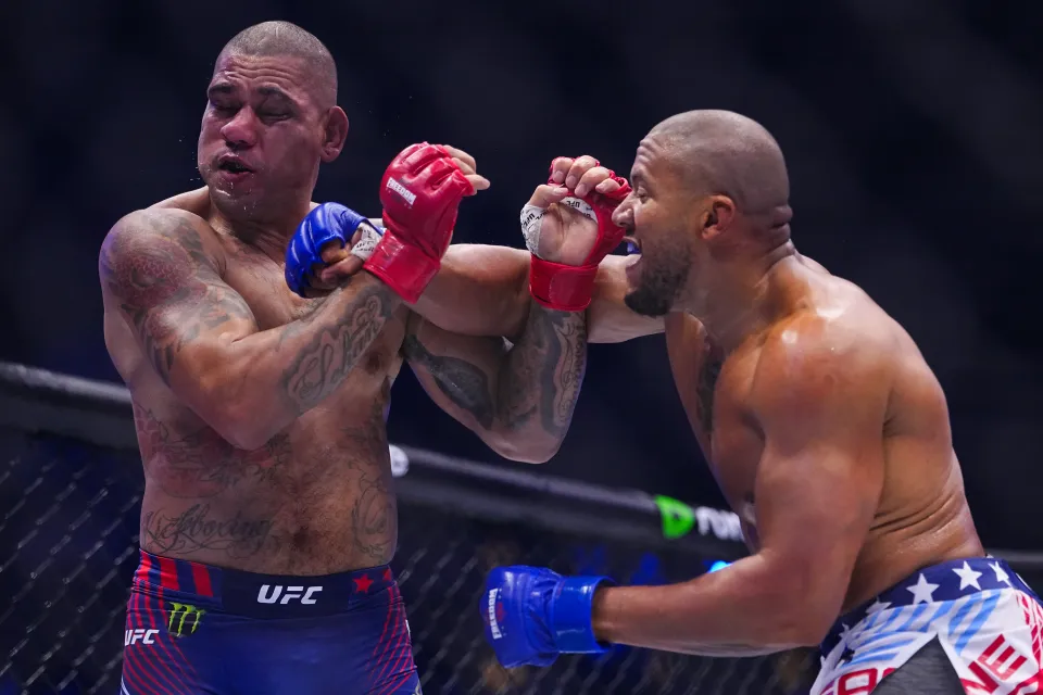 Em clima de Copa, Alex Poatan bate na trave em UFC na Casa Branca