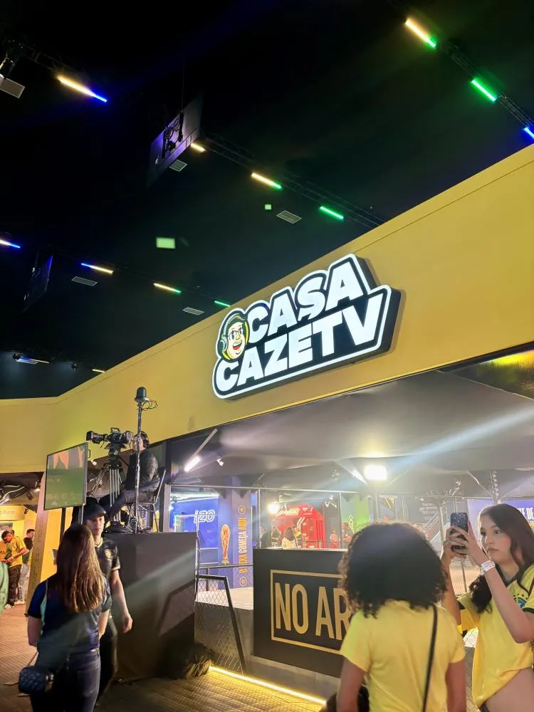 Casa Cazé TV reúne milhares de torcedores no Parque Villa-Lobos para acompanhar jogos da Copa do Mundo