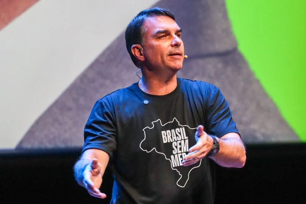 Pesquisa aponta Flávio Bolsonaro à frente de Lula na corrida presidencial no Acre