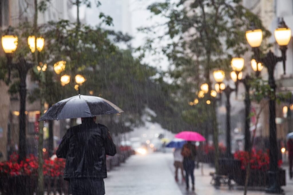 Previsão do tempo em Curitiba: semana terá frio, chuva e ventos fortes