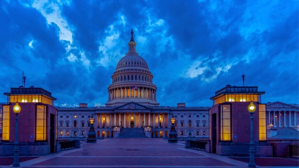 Prédio do Congresso dos Estados Unidos no início da noite. Um dos principais reguladores das desigualdades no país.
