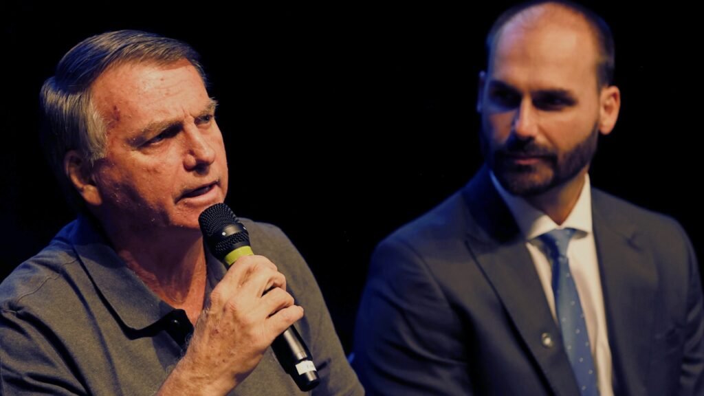 O ensinamento dos Bolsonaro que se volta contra a própria família À esquerda, Jair Bolsonaro de camisa polo segura um microfone e de boca aberta. À direita, Eduardo Bolsonaro usa um terno e olha para o pai.