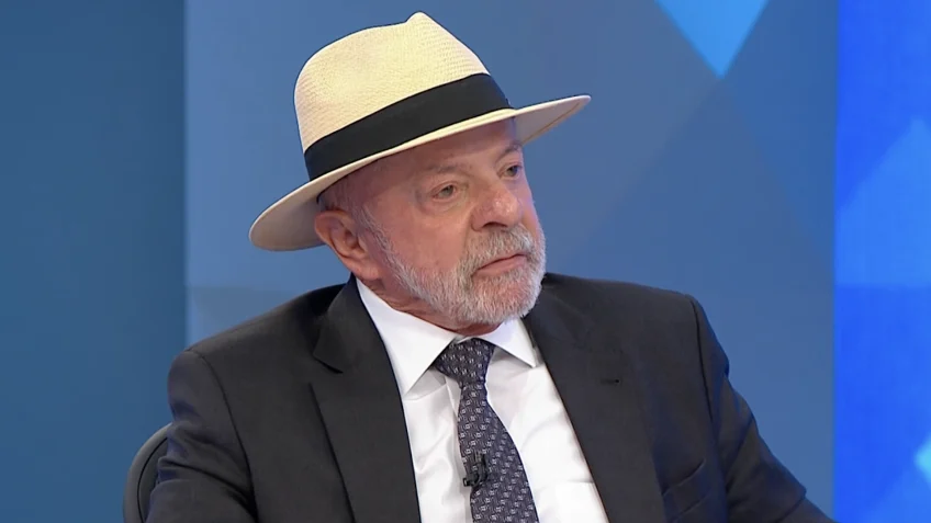 Lula afirma que recebeu déficit de 2,8%, mas dados do Tesouro mostram superávit Na imagem, Lula na "TV Globo" durante sabatina nesta 5ª feira (27.ago)