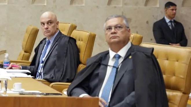 À esquerda, o ministro Alexandre de Moraes. À direita, o ministro Flávio Dino. Ambos discutiram a necessidade do Diploma jornalístico, sentados no plenário do STF.