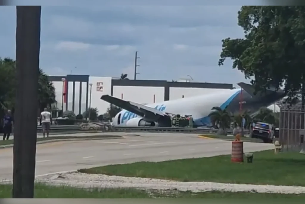 Avião cargueiro Boeing 767 sai da pista em Miami, atinge veículos e deixa cinco mortos Foto: Reprodução/Redes Sociais
