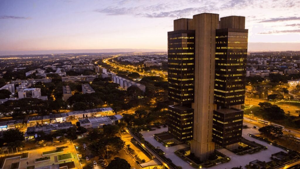 Prédio do Banco Central, responsável pela taxa Selic, ao entardecer.