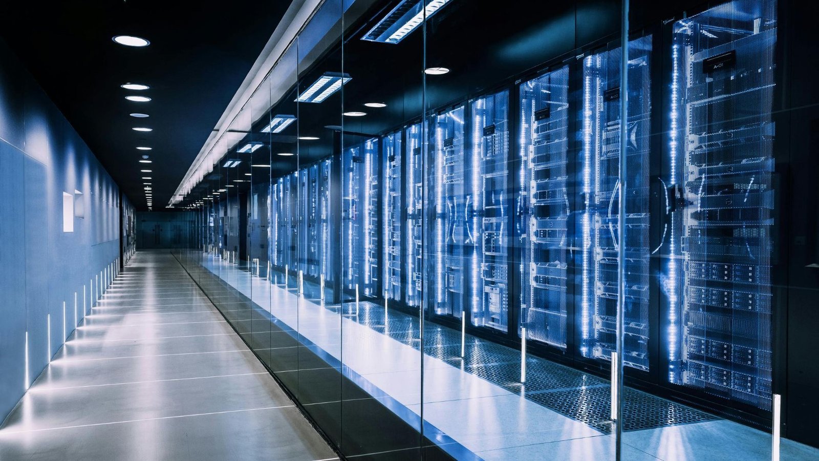À direita, data centers enfileirados num corredor.