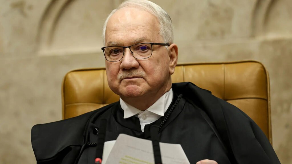 13 ex-ministros do STF cobram Fachin por contenção de crise