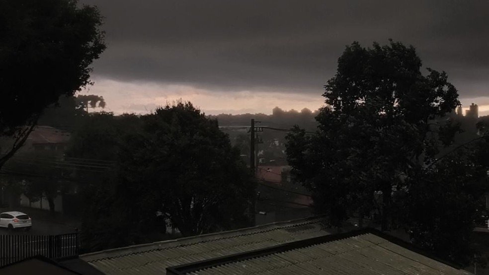 Previsão do tempo em Curitiba: semana terá chuva, trovoadas e queda nas temperaturas